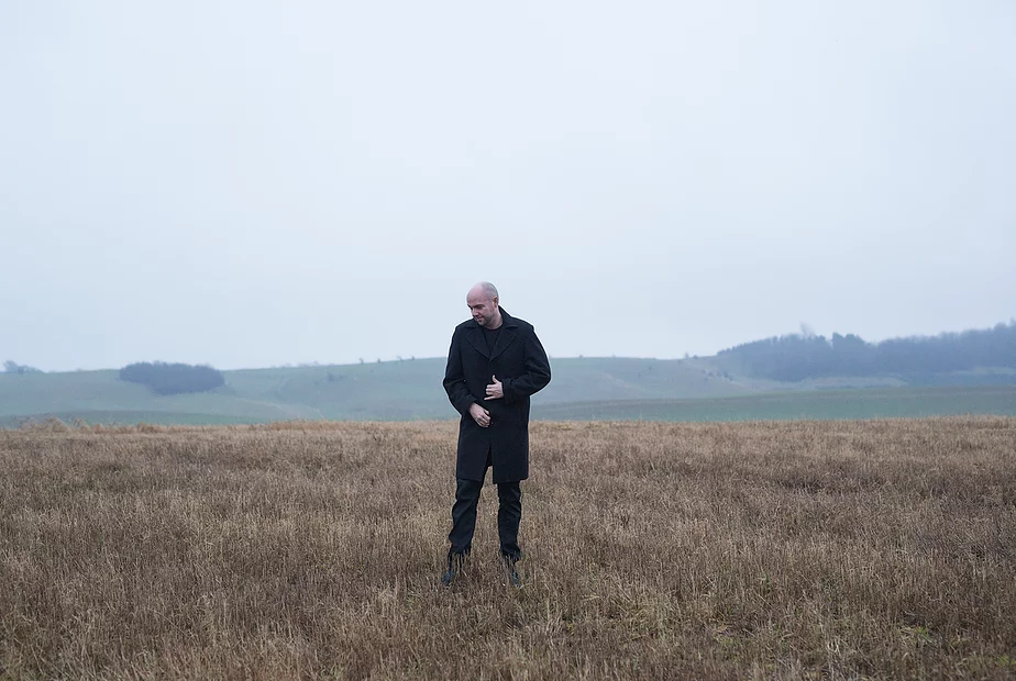 jonathan løw på markerne udenfor sit hjem i Højbjerg ved Aarhus