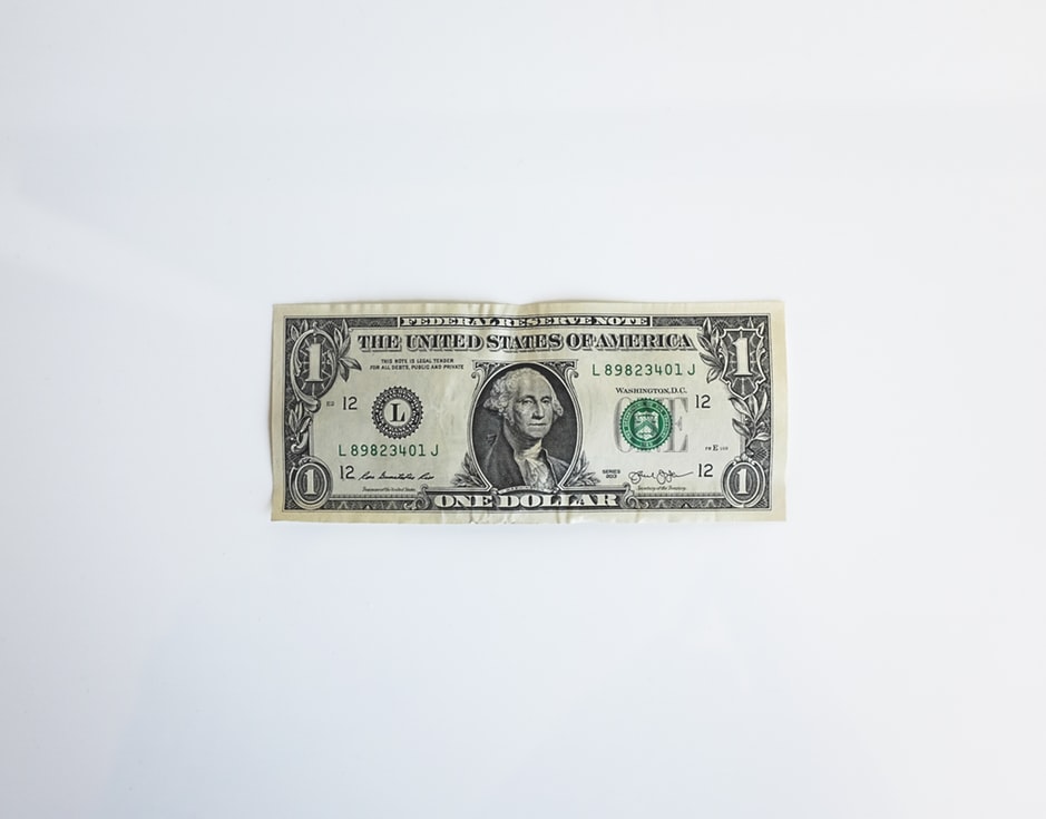 En dollarseddel på et hvidt bord