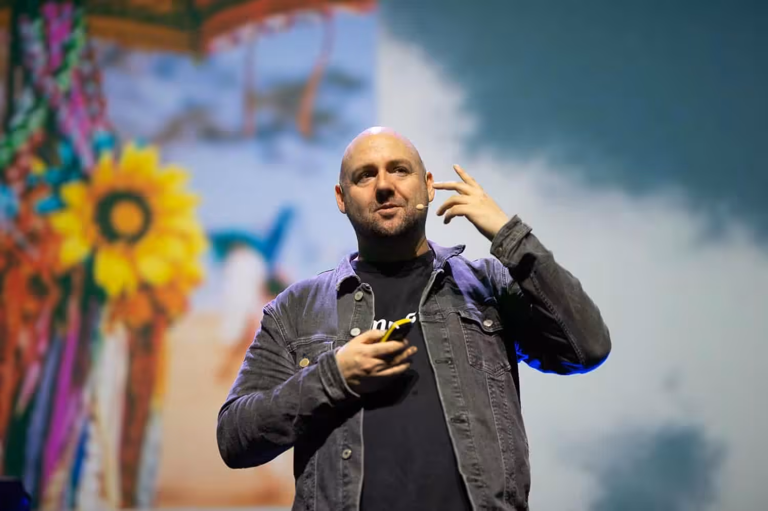 AI-ekspert Jonathan Løw på scenen under et foredrag