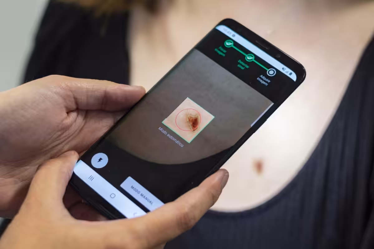 Hånd, der holder en mobiltelefon med en AI-app